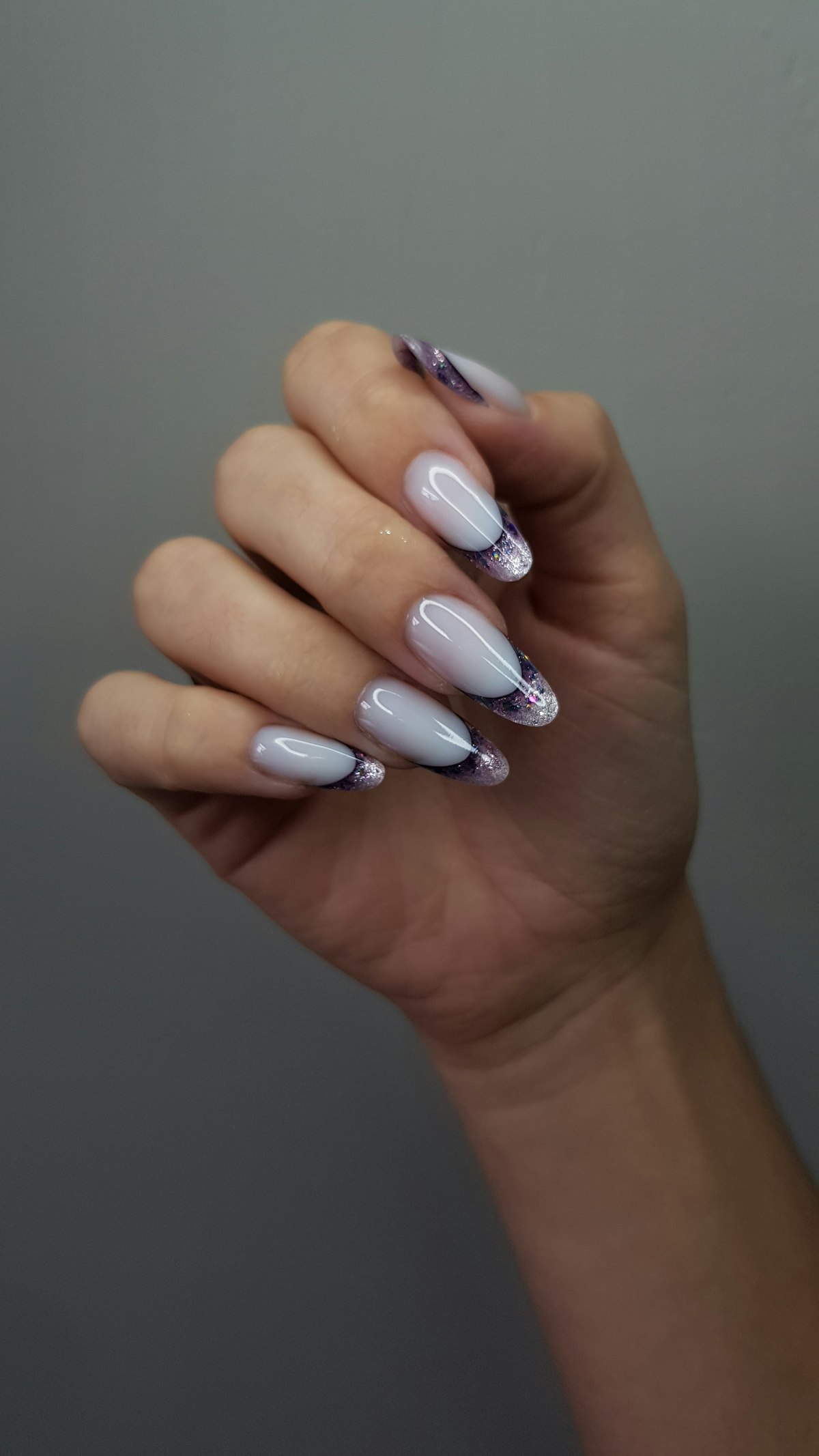 White nails with marbled tips